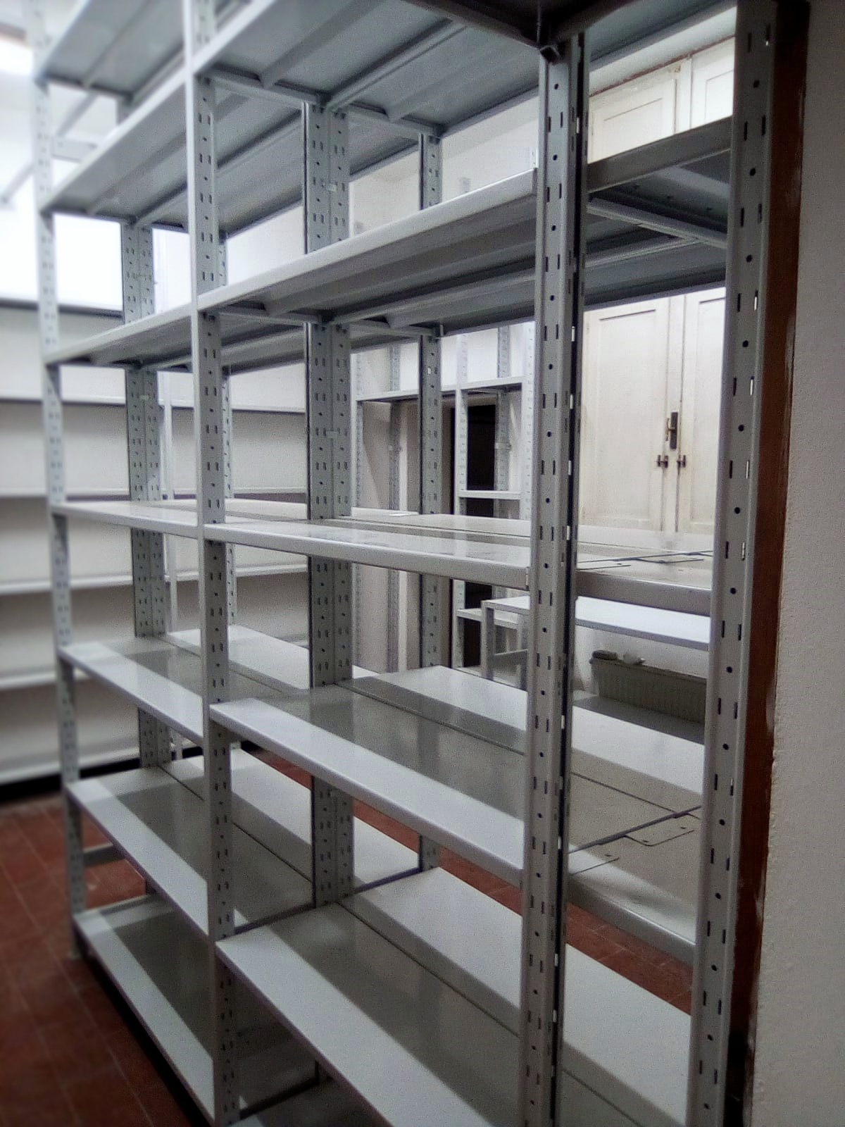 Scaffalature Grigio RAL, firmate Vulca srl, Ponte a Ema, arredamento per ufficio. 