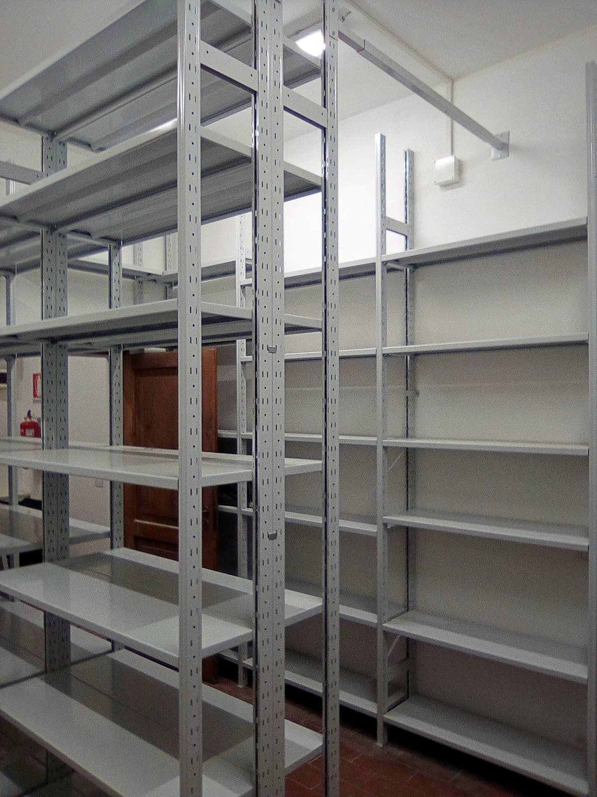 Scaffalature Grigio RAL, firmate Vulca srl, Ponte a Ema, arredamento per ufficio.